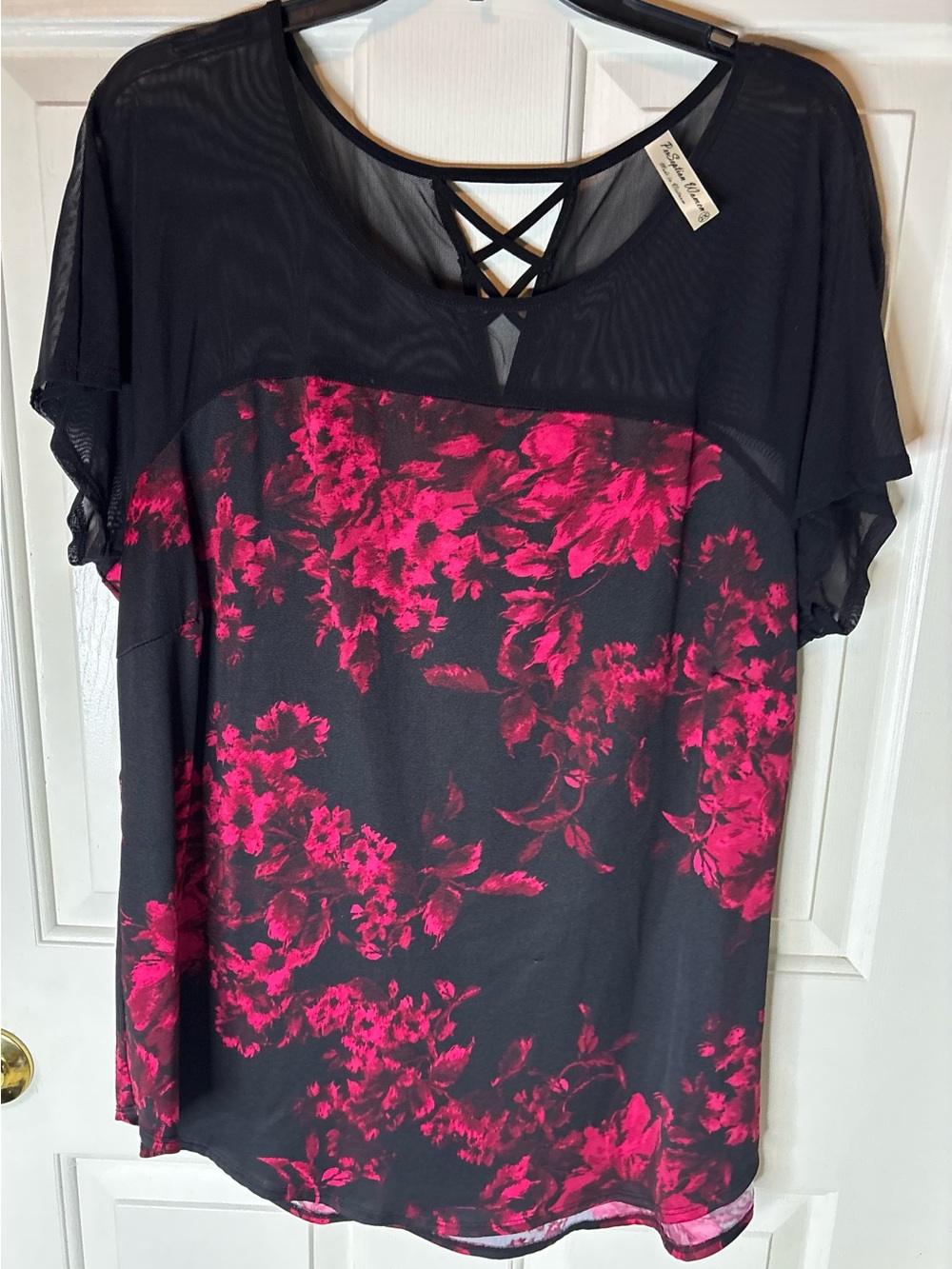 Women’s Short Sleeve Blouse Red & Black in Color Size 2X Like New